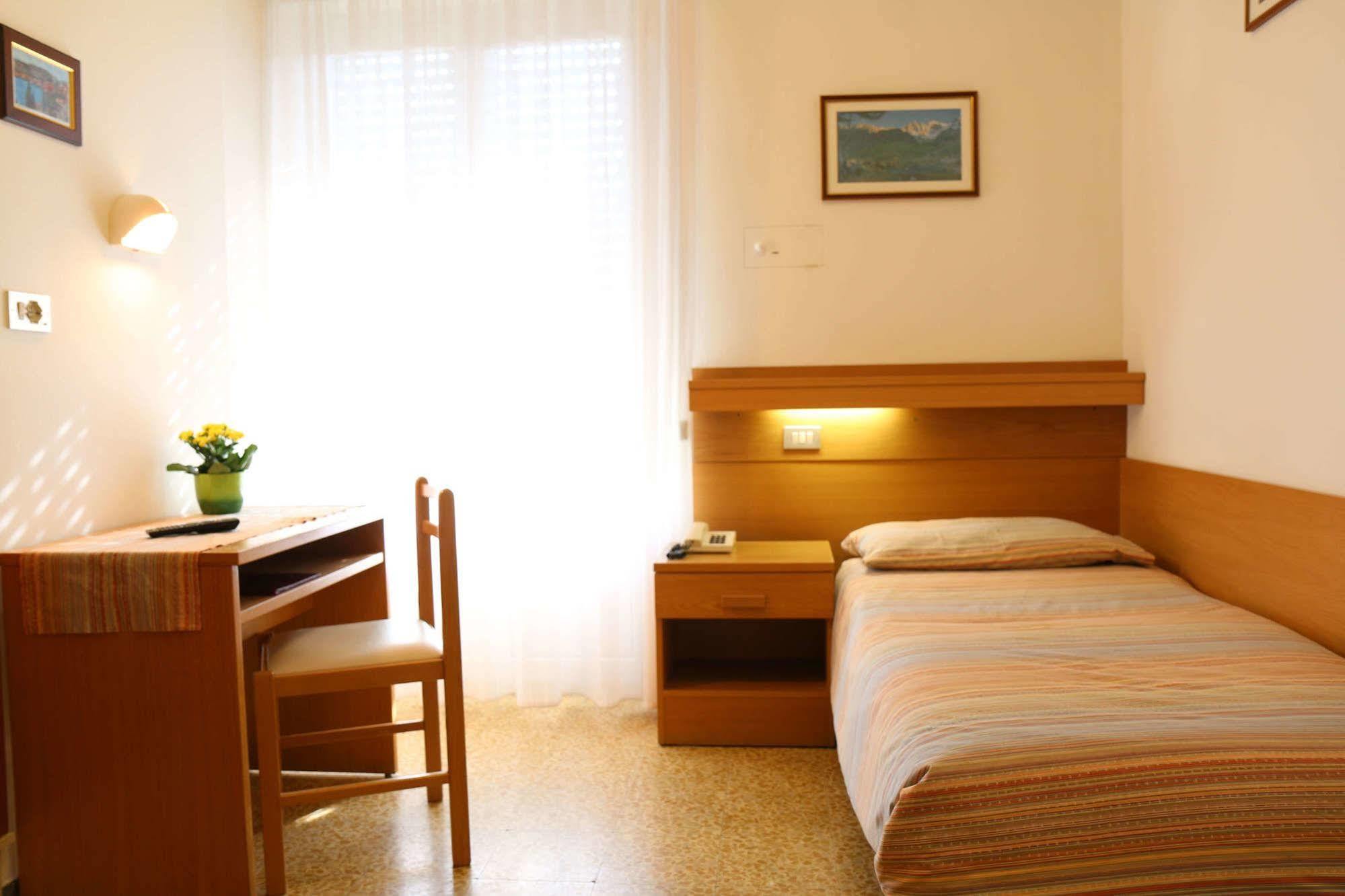 Hotel Villa Clara Torbole Sul Garda Exterior foto